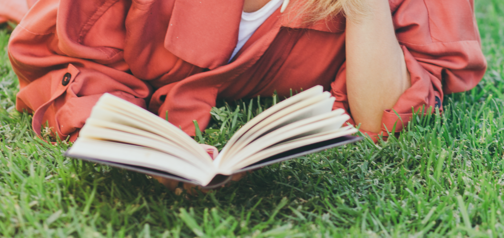 lire dans l'herbe